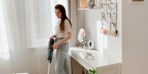 Comment utiliser l’aspirateur sans se faire mal au dos ?