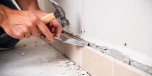 Comment enlever plinthe carrelage sur placo en toute sécurité : conseils d&rsquo;expert